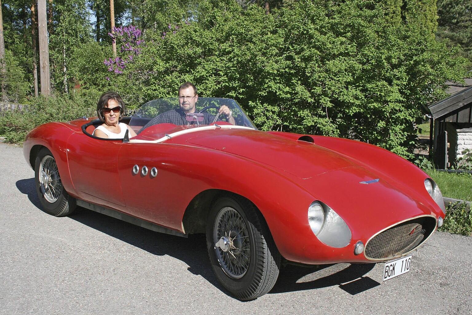Erik och mamma Ulla Lundgren-Tysk luftar den legendariska Ferrarin.